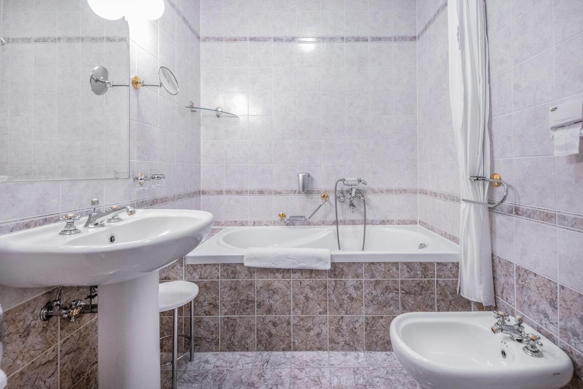 Kastelyhotel Sasvar Hotel Paradsasvar